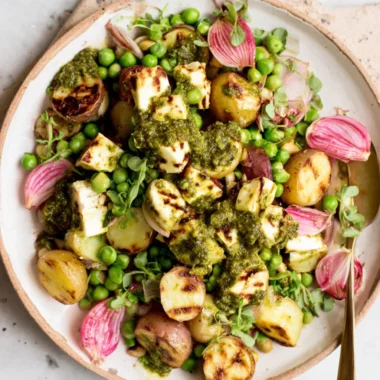 Recette de Salade de Printemps aux Pommes de Terre, Petits Pois, Manouri et Pesto