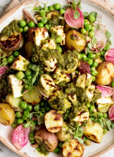 Recette de Salade de Printemps aux Pommes de Terre, Petits Pois, Manouri et Pesto