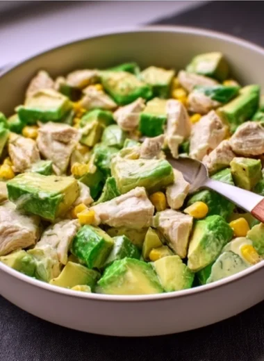 Recette de Salade Fraîcheur au Poulet et Avocat