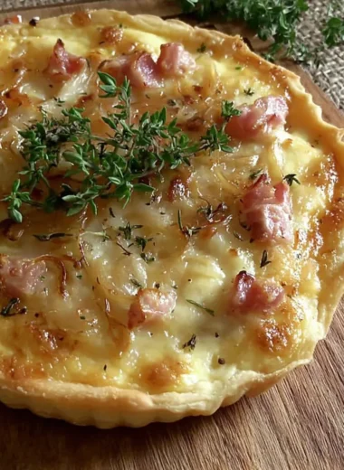 Recette de Tarte aux Lardons et Fondue d'Oignons (Facile et Savoureuse !)