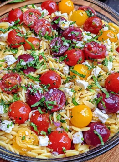 Recette de Salade Orzo Estivale aux Tomates Cerises, Feta et Basilic