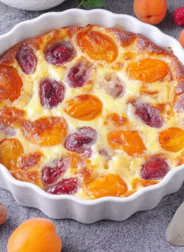 Recette de Clafoutis Minute aux Abricots et Framboises (Délicieux et Rapide !)