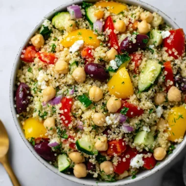 Recette de Grosse Salade Grecque au Quinoa (Fraîche et Savoureuse !)