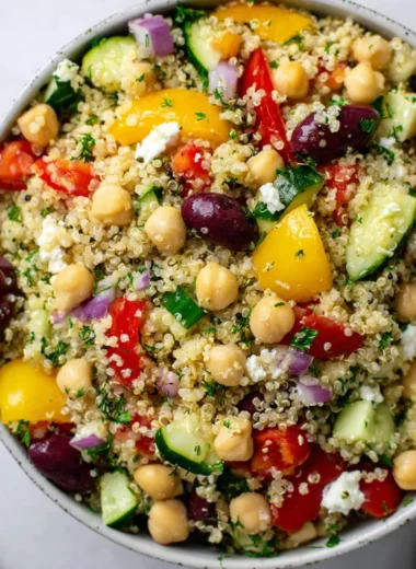 Recette de Grosse Salade Grecque au Quinoa (Fraîche et Savoureuse !)