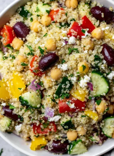 Recette de Grosse Salade Grecque au Quinoa (Légère et Savoureuse !)