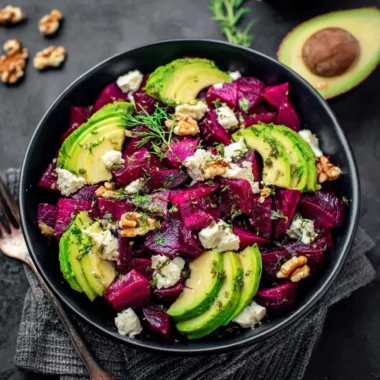 Recette de Salade Betteraves Avocat Feta (Délicieuse et Colorée !)