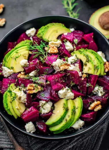 Recette de Salade Betteraves Avocat Feta (Délicieuse et Colorée !)