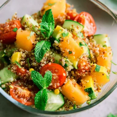 Recette de Salade Estivale au Quinoa, Melon, Courgette, Menthe et Tomate