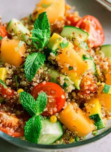Recette de Salade Estivale au Quinoa, Melon, Courgette, Menthe et Tomate